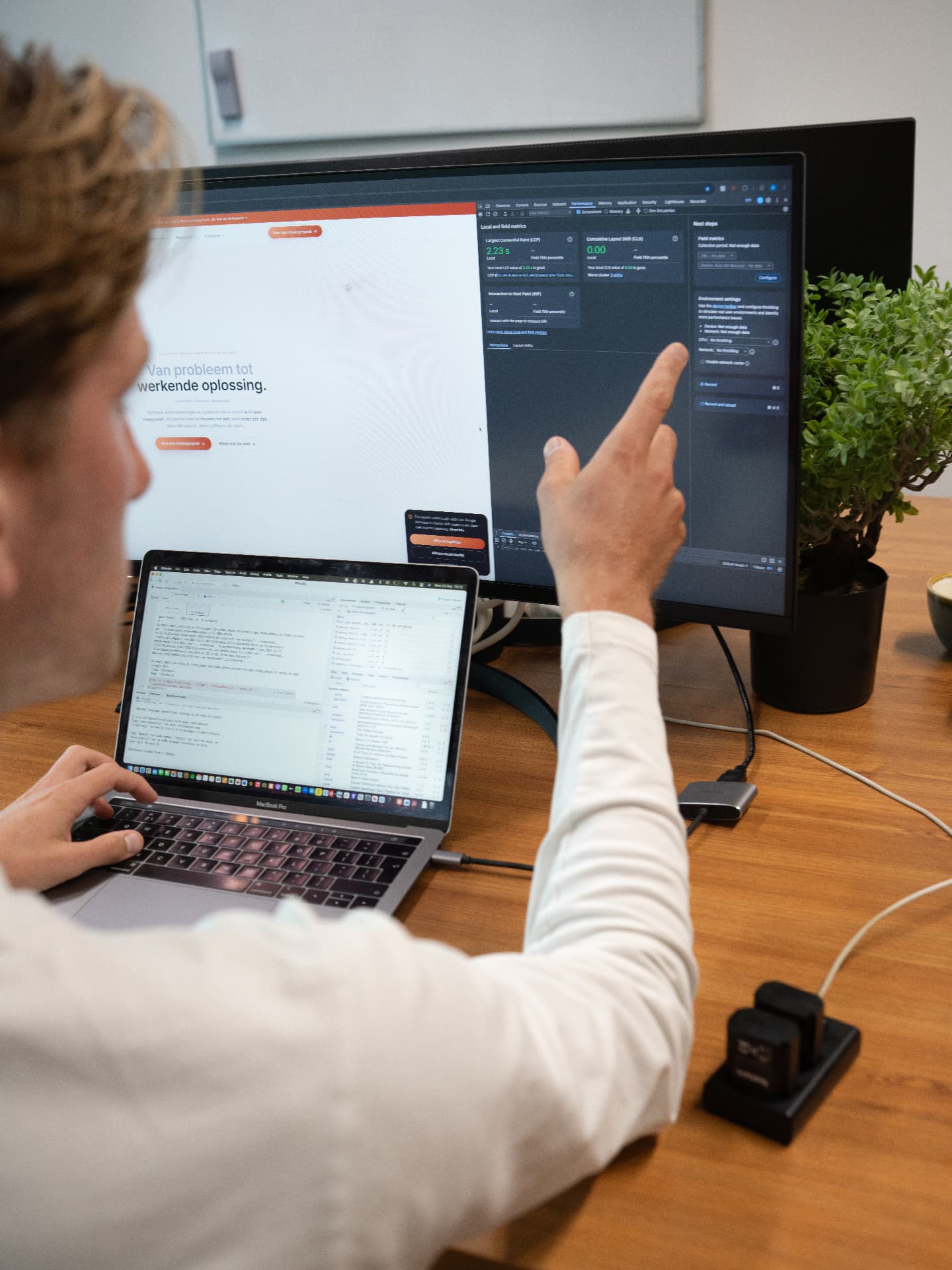 Een Luthox-specialist wijst de prestatiemetrics van de luthox-site na op een groot scherm