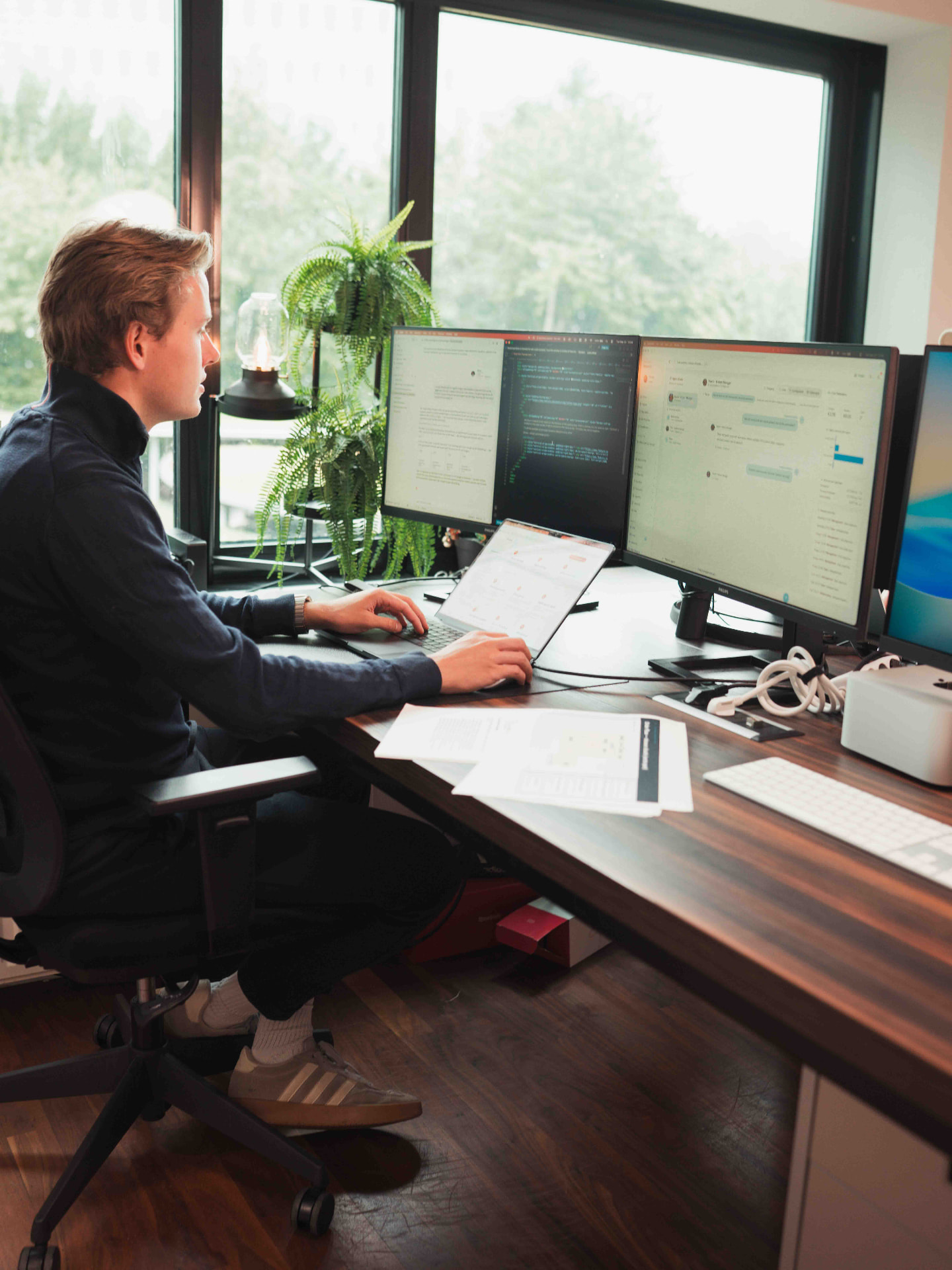 Een Luthox-specialist werkt aan een digitale oplossing in de gezamenlijke werkruimte