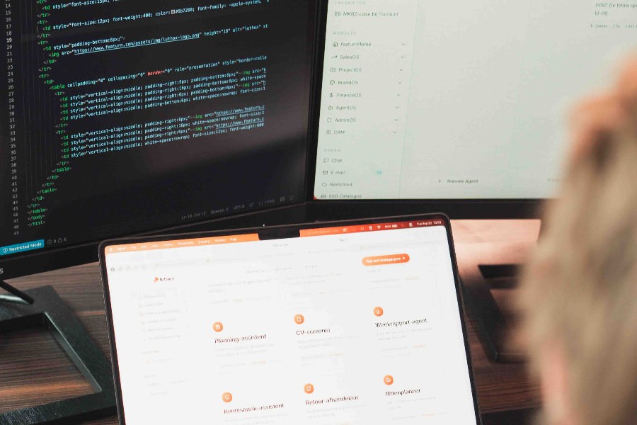 Een Luthox-specialist bouwt software achter meerdere beeldschermen